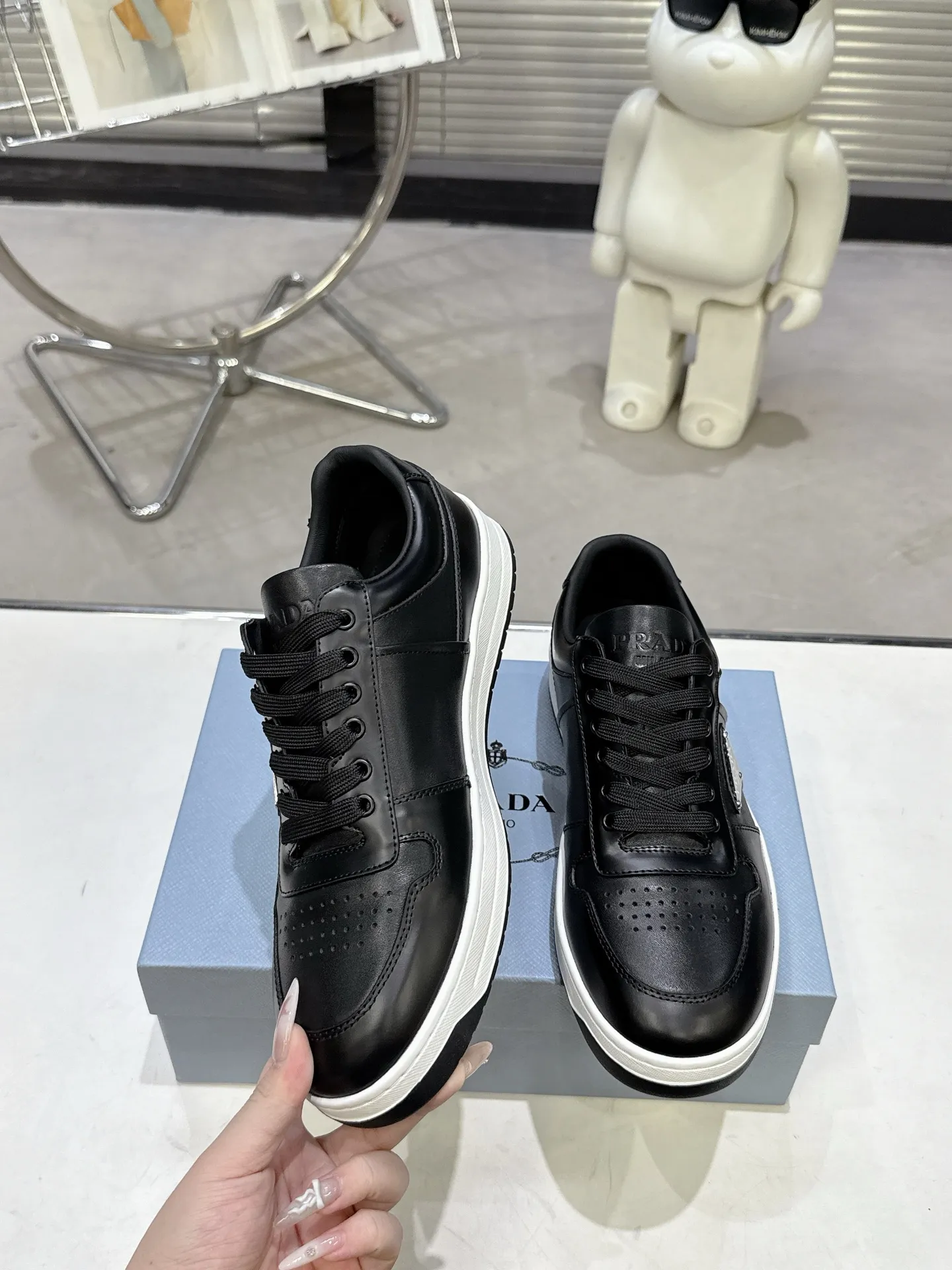 👟👟Ex-factory price 580👟👟 Couple style Prada Latest Downtown Bold series Triangle logo Casual sneakers White shoes Original purchase, development and production Downtown Bold sneakers are inspired by the basketball shoes of the 1980s, with a sporty design and exquisite details. Crafted from perforated leather, the statement platform sole provides a unique, modern style. The Prada logo is interpreted from different angles, decorated with the iconic enameled triangular metal logo, highlighting the unique classic style. Exquisite packaging at the delivery counter🛍📦 ▪️Fabric: Original custom imported first-layer cowhide ▪️Lining: Original imported soft sheepskin ▪️Outsole: Original open-molded rubber bottom material ▪️Size: Women's 35-40 Men's 39-45